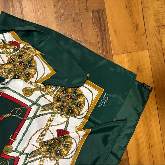 Larga bandana with print 100% sets-silk in color green red white and gold